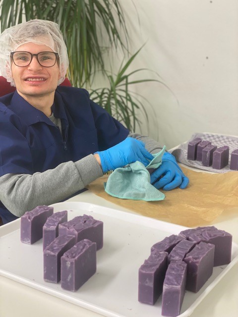 Mensch arbeitet an Seifen