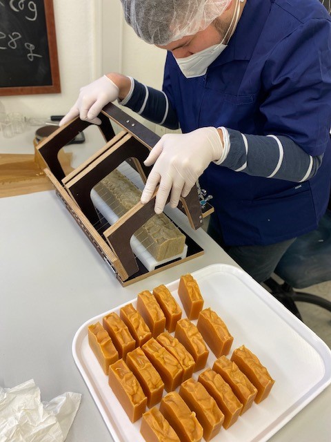 eine Person durchtrennt Seifen