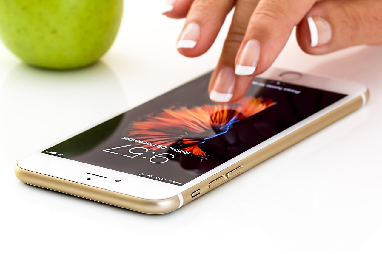 frau tippt auf einem Handy