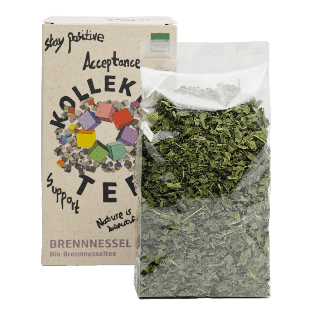 Bunte Vorderseite der Papierverpackung mit Teeblättern in Cellophan