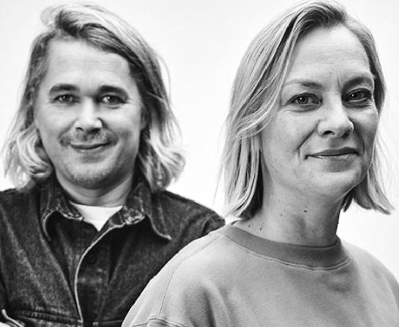 zwei Personen lächeln in die Kamera