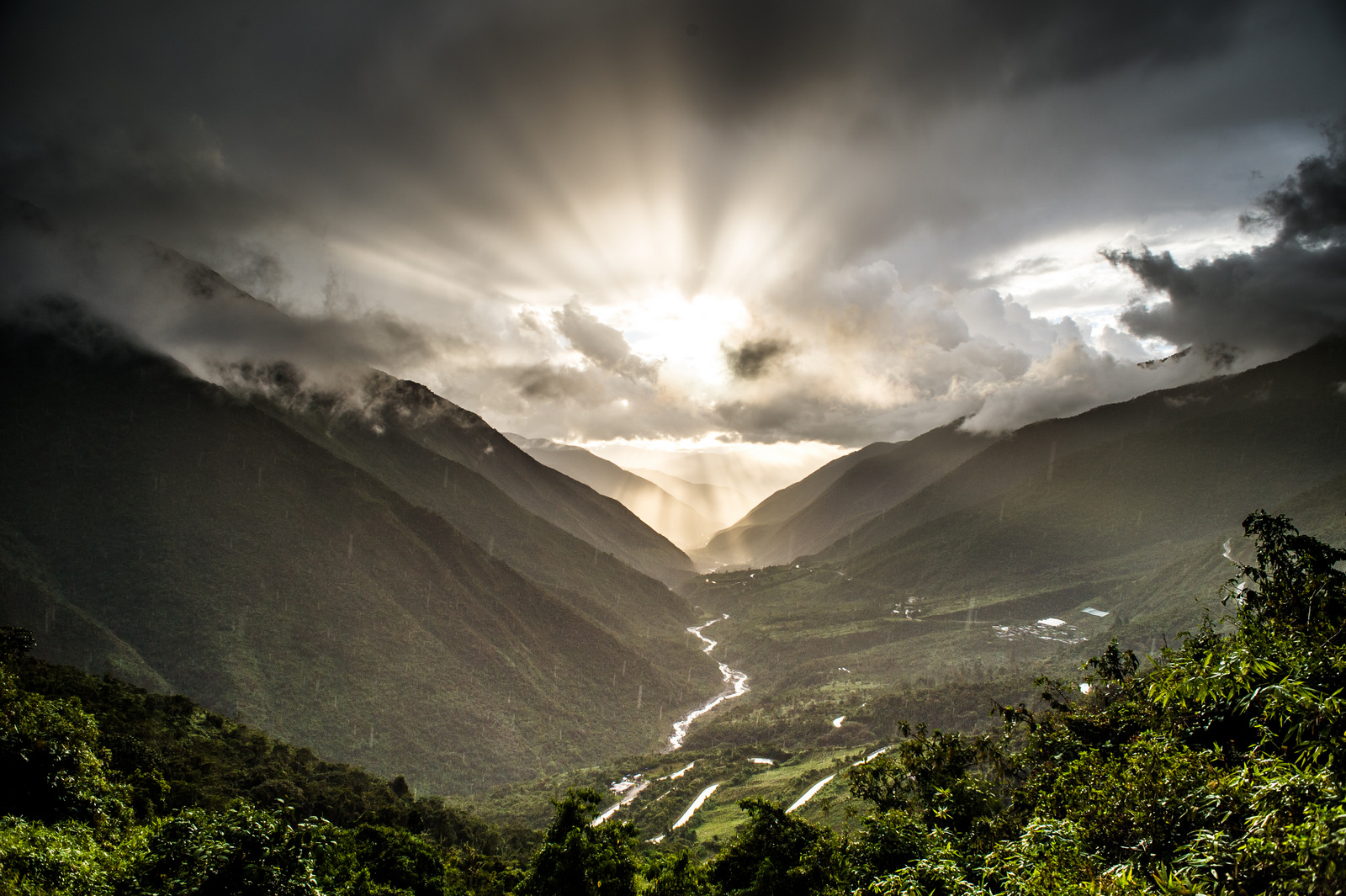 Tal mit aufgehender Sonne