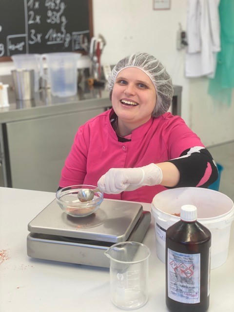 Mensch mit Beeinträchtigung wiegt Zutaten für Seife