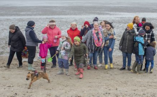Eine Gruppe steht am Strand